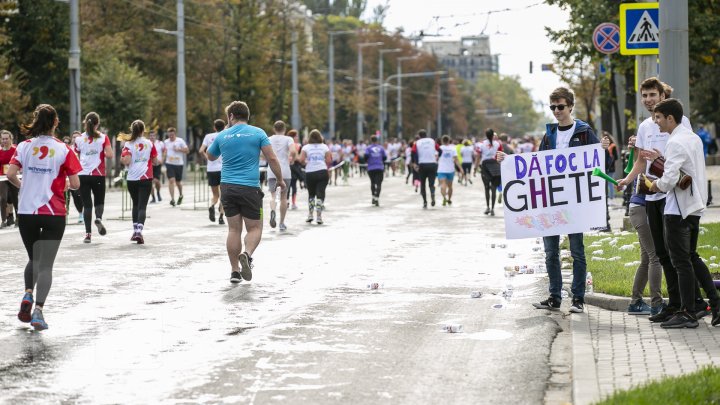 Start Maratonului Internațional Chișinău. Mii de sportivi au invadat centrul Capitalei (FOTOREPORT)