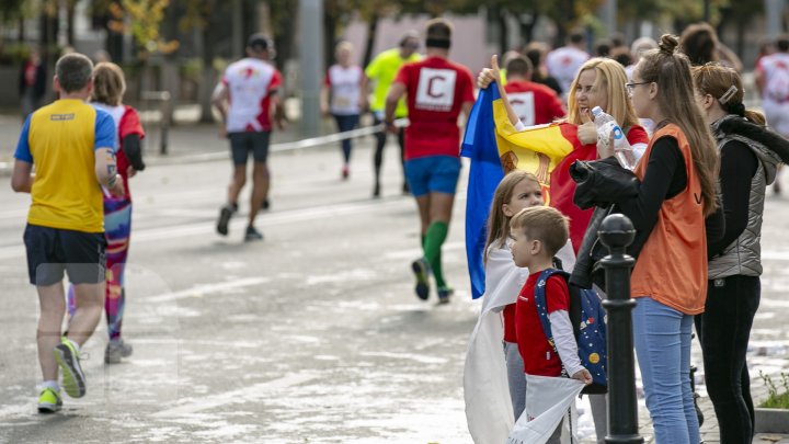 Start Maratonului Internațional Chișinău. Mii de sportivi au invadat centrul Capitalei (FOTOREPORT)