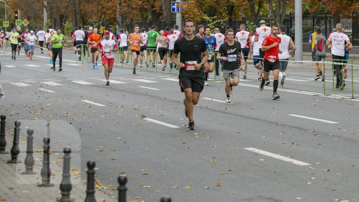 Start Maratonului Internațional Chișinău. Mii de sportivi au invadat centrul Capitalei (FOTOREPORT)