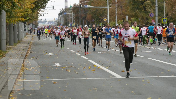 Start Maratonului Internațional Chișinău. Mii de sportivi au invadat centrul Capitalei (FOTOREPORT)