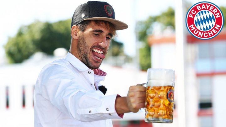 Distracţie la Oktoberfest. Fotbaliştii echipei Bayern Munchen şi-au testat abilităţile cu halba de bere în mână