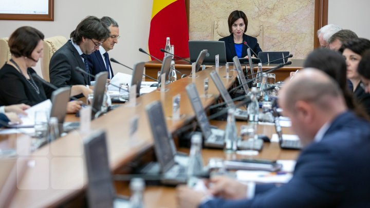 Mirosul urât care persistă de câteva zile în Capitală, subiect de discuţii la şedinţa Guvernului