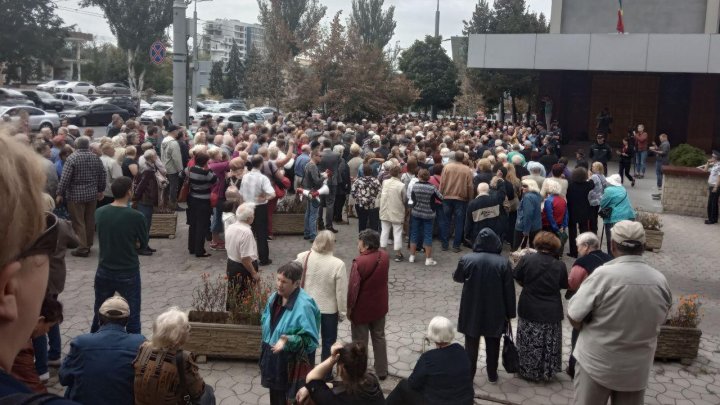 PROTEST la CNA. Simpatizanții partidului Şor cer eliberarea Marinei Tauber şi a Reghinei Apostolova (VIDEO/FOTO)