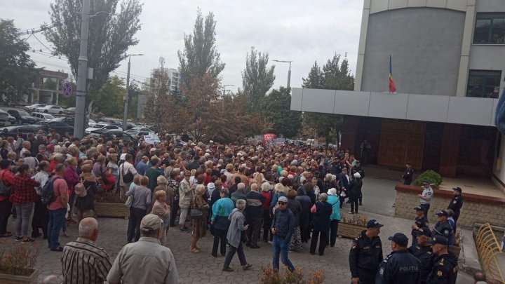 PROTEST la CNA. Simpatizanții partidului Şor cer eliberarea Marinei Tauber şi a Reghinei Apostolova (VIDEO/FOTO)