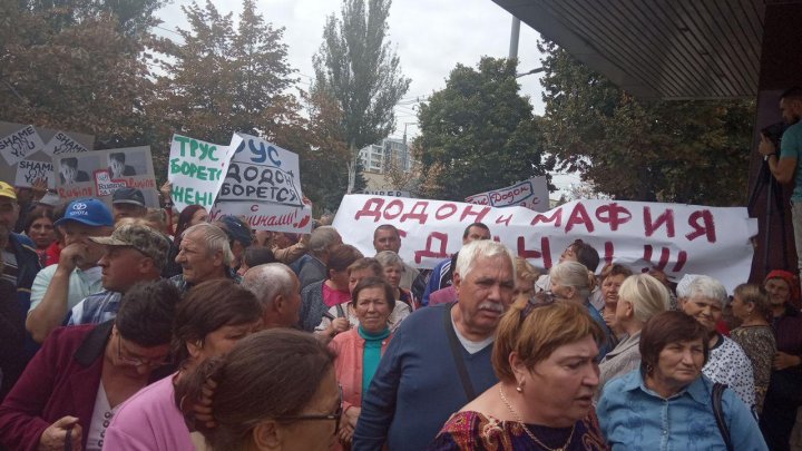 PROTEST la CNA. Simpatizanții partidului Şor cer eliberarea Marinei Tauber şi a Reghinei Apostolova (VIDEO/FOTO)