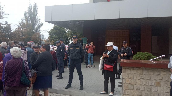 PROTEST la CNA. Simpatizanții partidului Şor cer eliberarea Marinei Tauber şi a Reghinei Apostolova (VIDEO/FOTO)