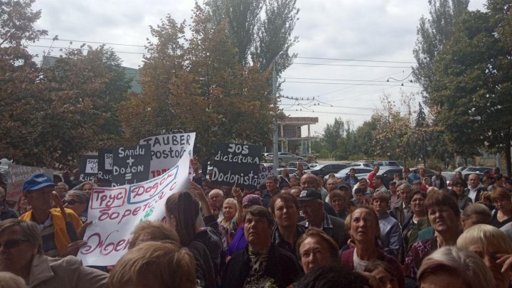 PROTEST la CNA. Simpatizanții partidului Şor cer eliberarea Marinei Tauber şi a Reghinei Apostolova (VIDEO/FOTO)