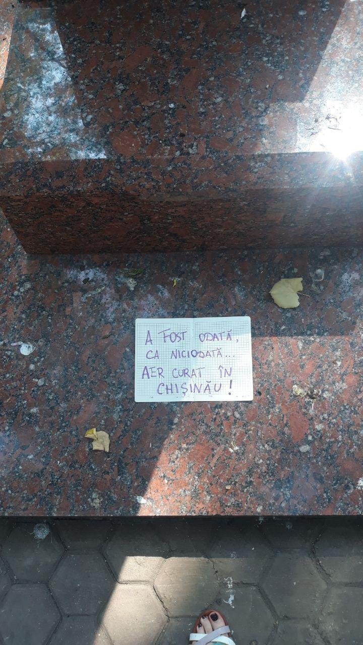 Busturile de pe Aleea Clasicilor poartă măști. Acestea nu suportă mirosul neplăcut din Capitală (FOTO)