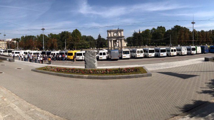 Transportatorii au ieşit la PROTEST. Aceştia ACUZĂ Ministerul Economiei şi Infrastructurii că încearcă să-i tragă pe sfoară (FOTO/VIDEO)