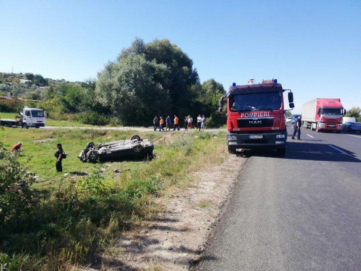 Accident GRAV la Strășeni. Un tânăr de 18 ani a murit, după ce mașina în care se afla s-a răsturnat (FOTO)