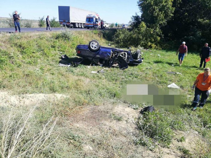 Accident GRAV la Strășeni. Un tânăr de 18 ani a murit, după ce mașina în care se afla s-a răsturnat (FOTO)