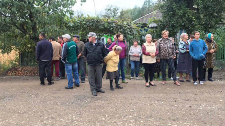 La protest, cu scaunul. Localnicii din Grigorăuca au blocat drumul care leagă Soroca de Otaci (FOTO/VIDEO)