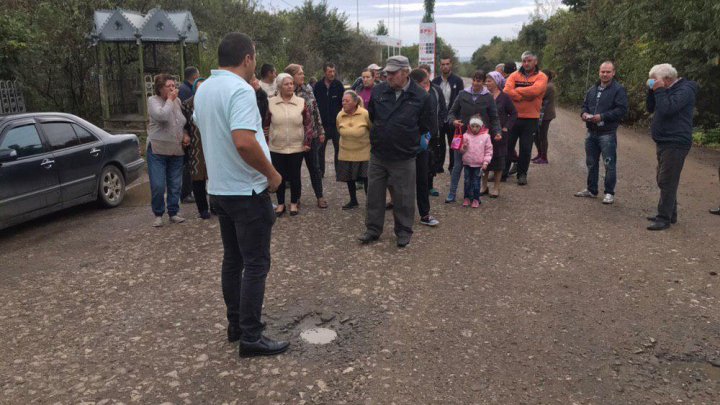 La protest, cu scaunul. Localnicii din Grigorăuca au blocat drumul care leagă Soroca de Otaci (FOTO/VIDEO)