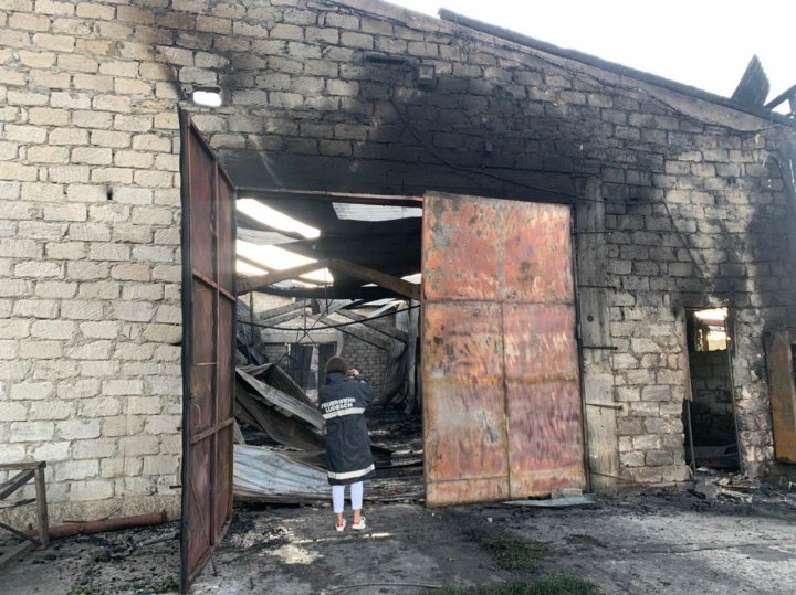 Incendiu la o fostă fermă din Cojușna. Trei autospeciale, la fața locului (FOTO/VIDEO)