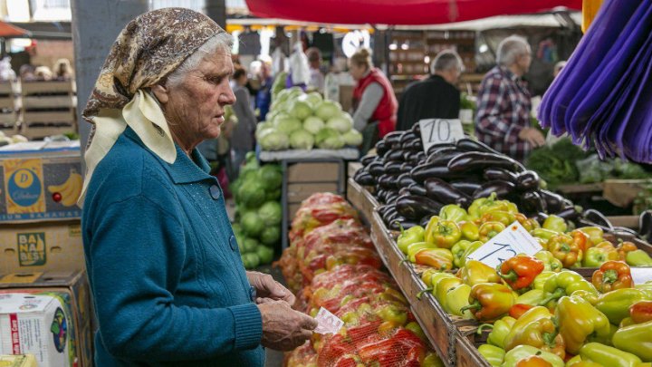 SONDAJ: Moldovenii nu sunt mulţumiţi de viaţă şi cred că mergem într-o direcţie greşită 