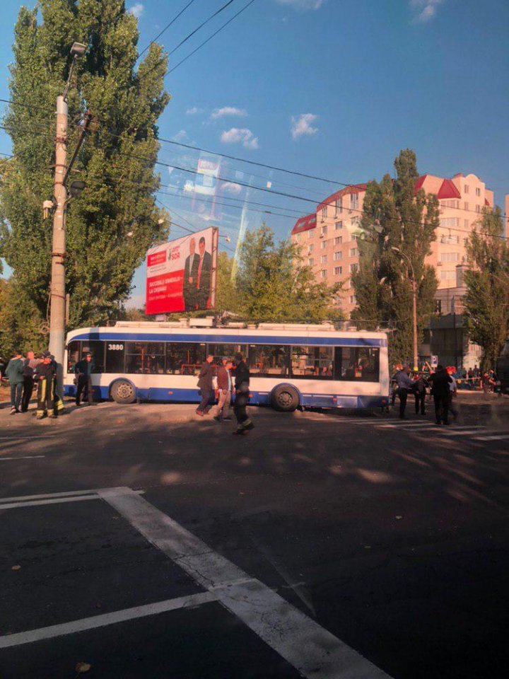 Ce se întâmplă la această oră pe strada Alba Iulia din Capitală. Detalii despre şoferiţă şi victime (FOTO)