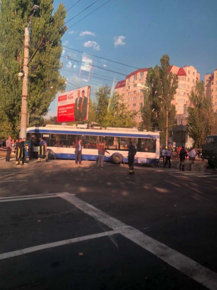 Ce se întâmplă la această oră pe strada Alba Iulia din Capitală. Detalii despre şoferiţă şi victime (FOTO)