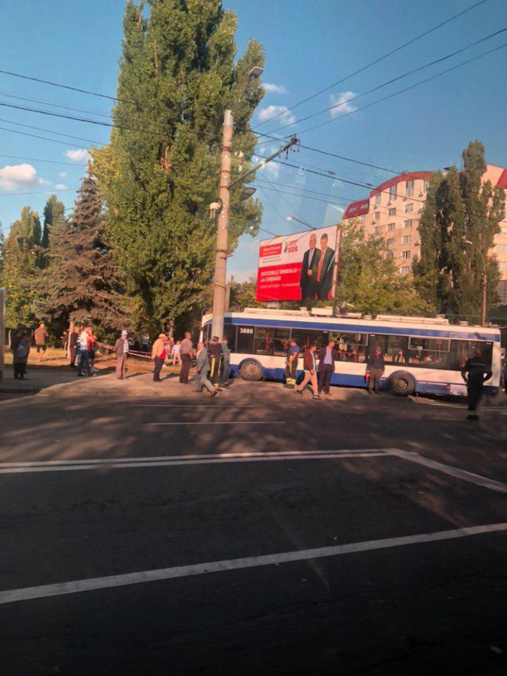 Ce se întâmplă la această oră pe strada Alba Iulia din Capitală. Detalii despre şoferiţă şi victime (FOTO)