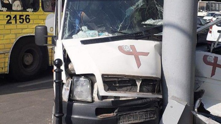 ACCIDENT GRAV în centrul Capitalei. Un microbuz a ajuns direct într-un pilon (VIDEO)