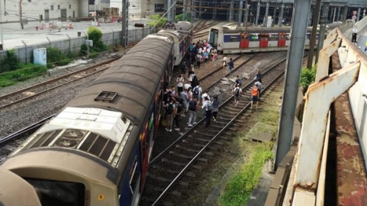 Tragedie în Hong Kong: Un tren a deraiat la o oră de vârf al traficului. Mai multe persoane, rănite