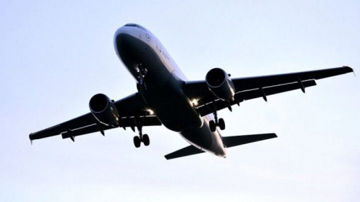 Doi piloți, acuzați de o însoțitoare de zbor că au au ascuns în toaleta unui avion o cameră care transmitea live în cabina de pilotaj