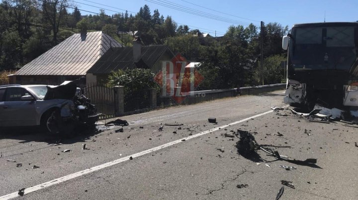 Accident violent în judeţul Neamţ. Un autocar din Republica Moldova s-a ciocnit cu un autoturism. Sunt victime (FOTO)