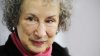 Scriitoarea Margaret Atwood, recompensată cu o distincţie rară de către regina Marii Britanii 