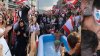 Protestele din Liban, transformate într-o petrecere de stradă cu piscină, mirese și dansuri din buric 