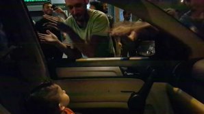 Protestatarii din Beirut s-au oprit din scandat pentru a-i cânta unui copil de 15 luni speriat de zgomote (VIDEO)