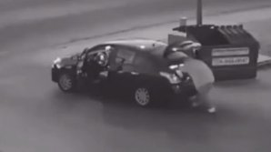 Criminal ghinionist, surprins de camerele de supraveghere în timp ce aruncă la gunoi cadavrul victimei sale (VIDEO)