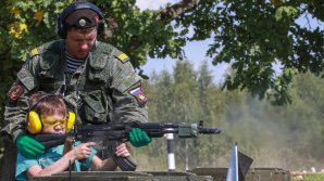 Rusia: Elevii vor învăţa cum să asambleze şi dezasambleze o pușcă de asalt Kalaşnikov AK-47 