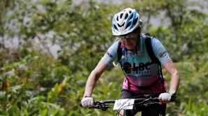 O biciclistă în vârstă de 70 de ani a cucerit o cale de acces din Bolivia, supranumită ''Drumul Morţii''