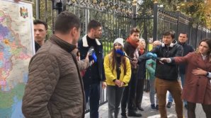 Un grup de unioniști a mers la Preşedinţia de la Chişinău să-l felicite pe Vladimir Putin. Ce cadouri i-a transmis (VIDEO)