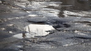 REVOLTAT DE DRUMURILE PROASTE. Un şofer spune că din cauza gropilor repară maşina des