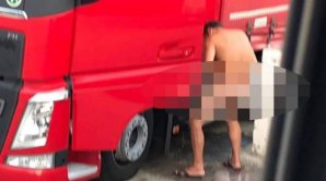 Scandal uriaş. Un bărbat a fost prins gol pușcă, într-o parcare (FOTO)