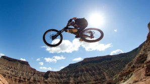 SPECTACOL PE DOUĂ ROŢI. 21 de ciclişti din diferite ţări ale lumii au dat dovadă de curaj şi creativitate