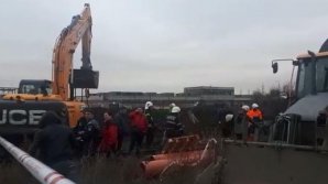 Doi bărbaţi care lucrau pe un şantier, prinşi sub un mal de pământ care s-a surpat