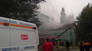 Incendiu la Centru de Sănătate Publică. Șase echipe de pompieri au intervenit pentru a stinge flăcările (VIDEO/FOTO)