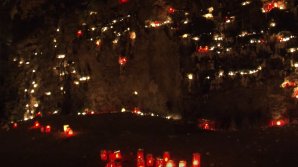 Pelerinaj la Iași: Mii de credincioși au aprins lumânări la Zidul Plângerii la Iași (VIDEO)