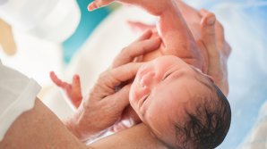 Un dar de la Dumnezeu: O femeie a născut o fetiţă la 67 de ani