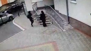 Nesimţire totală. Două femei, surprinse în timpul unui gest ruşinos (VIDEO)