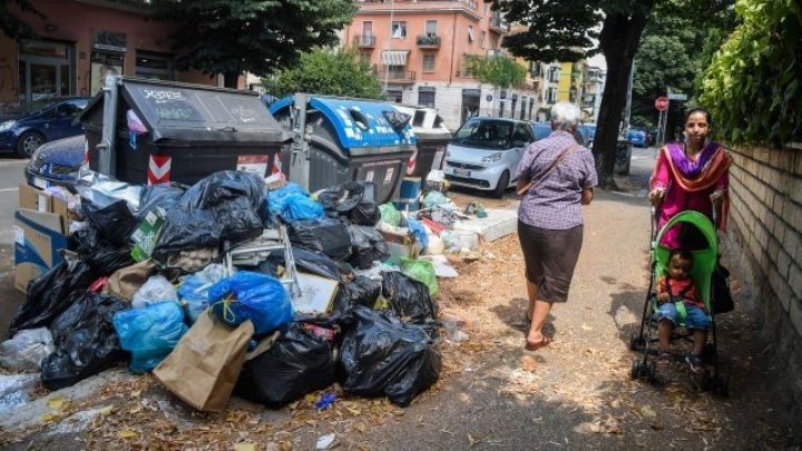 Roma se îneacă în gunoi. Medici: Lucrurile stau atât de serios încât riscă să se transforme într-o criză de sănătate publică