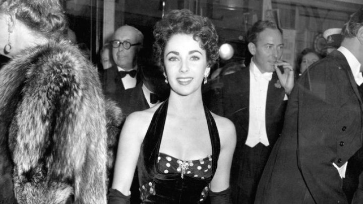 Mai multe ţinute şi obiecte care au aparţinut actriţei Elizabeth Taylor, scoase la licitaţie