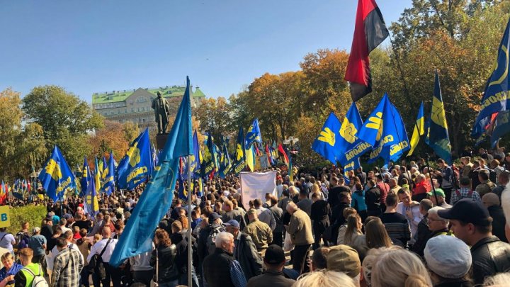 "Să apărăm pământul ucrainean!" Mii de oameni participă la un marş naţionalist, la Kiev 