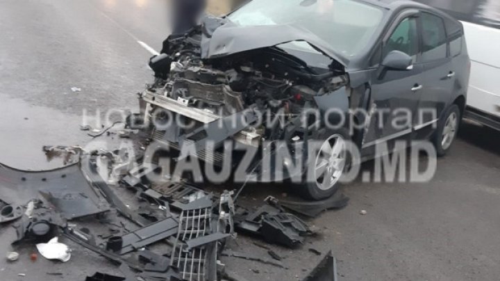 Accident violent în satul Congaz. Un automobil s-a ciocnit cu un tractor (FOTO)