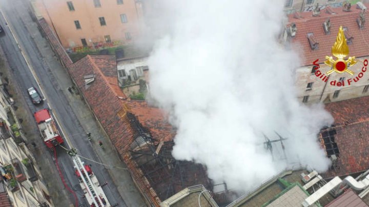 Un incendiu a distrus acoperişul Cavallerizza Reale din Torino