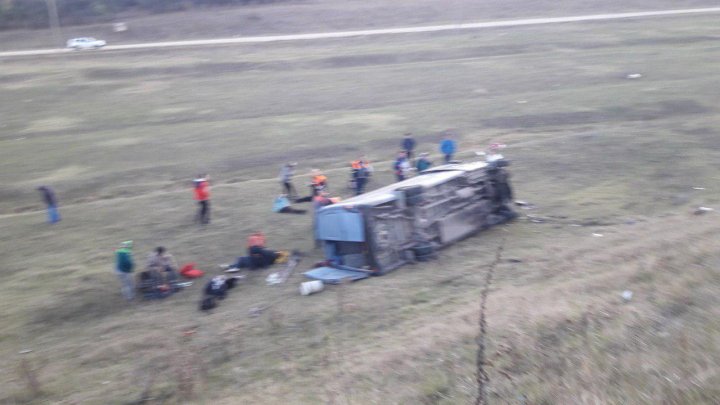 ACCIDENT GRAV la Teleneşti. Un microbuz cu pasageri s-a lovit violent cu un automobil. Sunt VICTIME (FOTO/VIDEO)