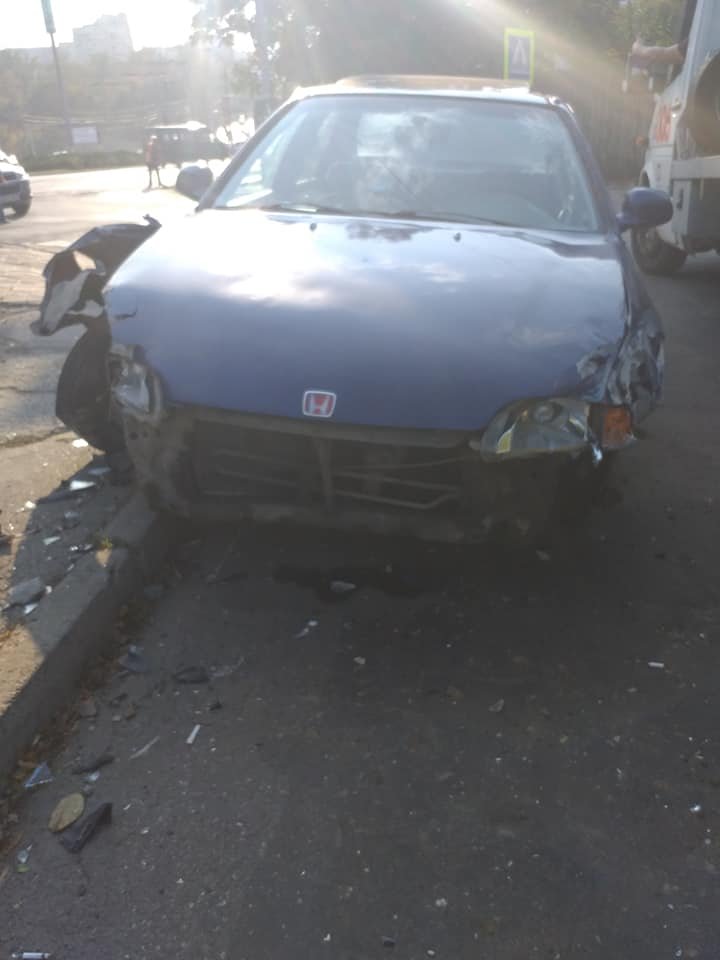 Un adolescent, urmărit ca în filme de polițiști. Băiatul a furat o mașină și a ajuns cu ea în perete (FOTO)