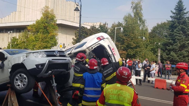 Angajaţii IGSU, în acţiune. Salvatorii moldoveni au participat la Competiţia de Descarcerare şi Acordare a Primului Ajutor Calificat