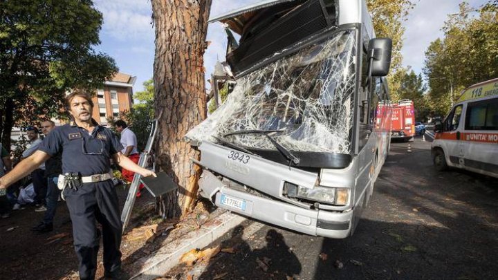 Accident cu implicarea unui autobuz la Roma. Aproape 30 de oameni au fost răniţi